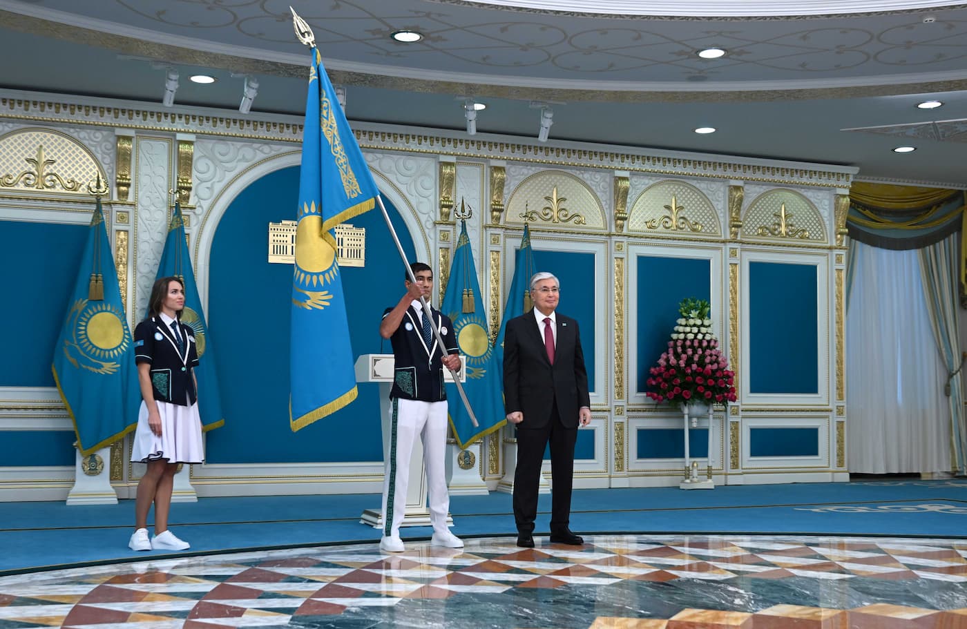 Президент Казахстана вручил Государственный флаг олимпийцам  