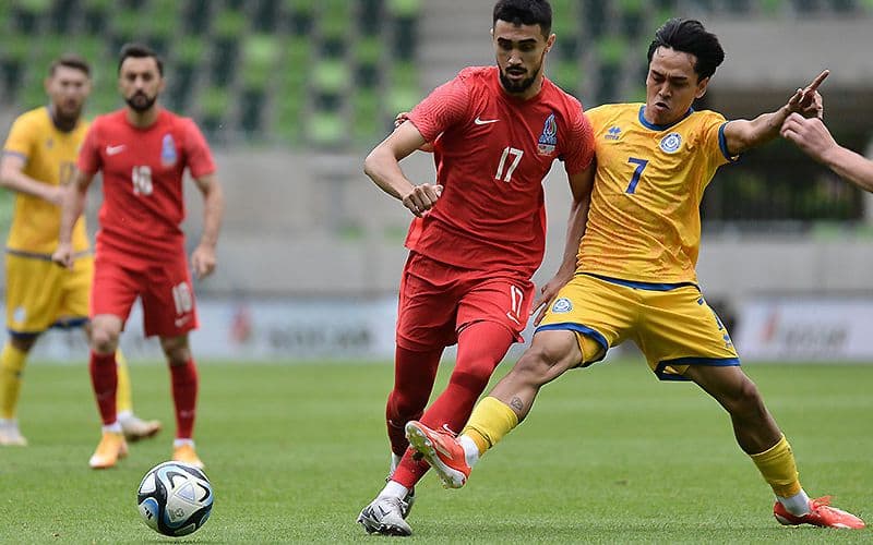 Казахстанские футболисты уступили Азербайджану 2:3, выигрывая по ходу матча 2:0