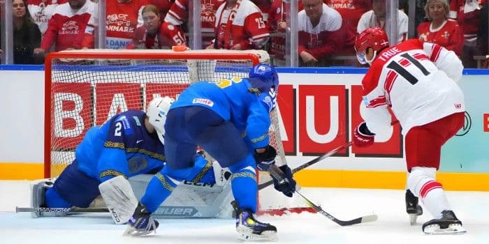 Казахстанские хоккеисты проиграли Дании на чемпионате мира