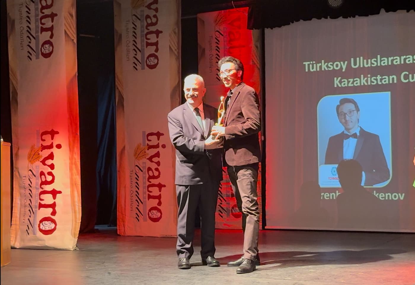 Еренбак Тойкенов удостоен высшей театральной награды тюркского мира