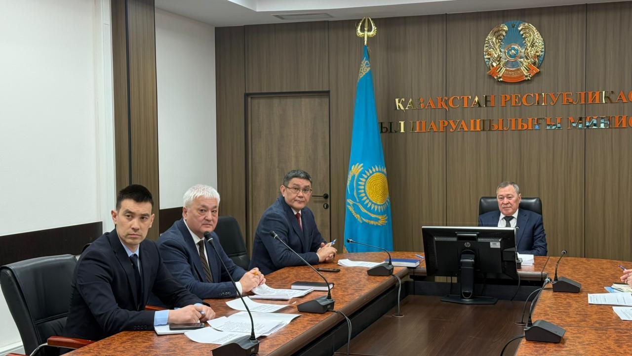 азахстан и Россия будут совместно бороться с саранчовыми