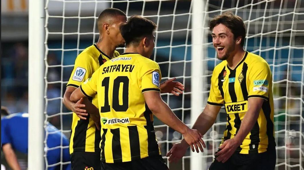 «Кайрат» победил в дерби и снова стал лидером