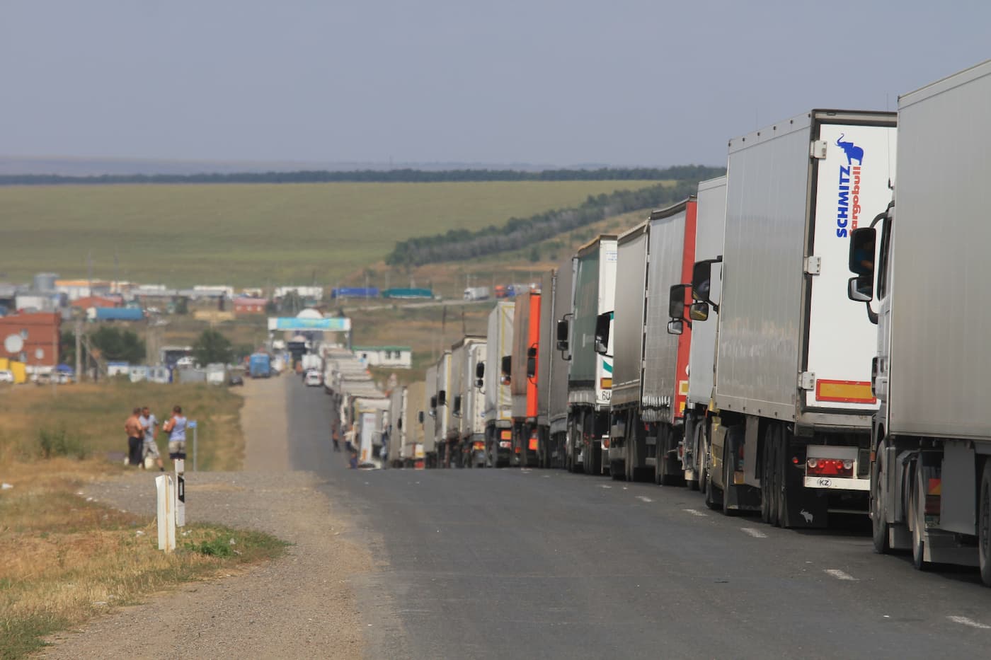 Огромная очередь из нескольких сотен фур скопилась на границе Казахстана с Россией