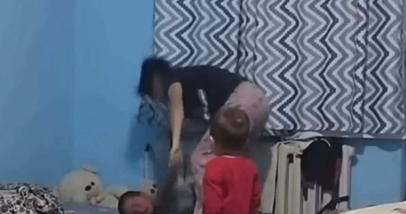 Женщину, приковавшую своего ребенка к батарее, освободили от уголовной ответственности