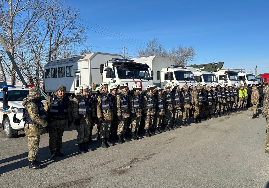 Спасатели и военные борются с паводками в разных частях Казахстана