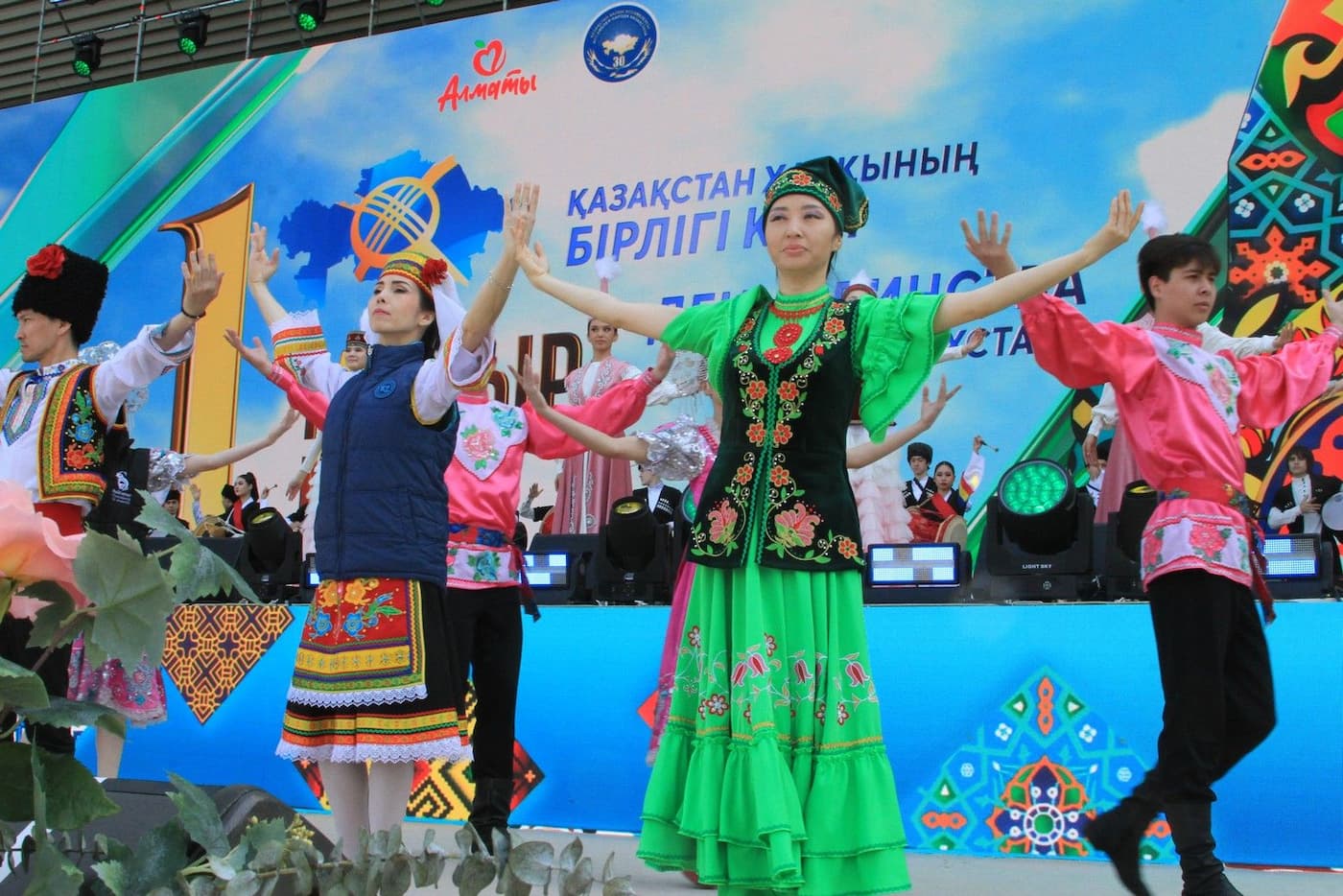 Май, Нomay — Умай, свобода