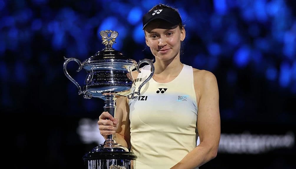 Рыбакина второй раз в карьере забрала «шлем»