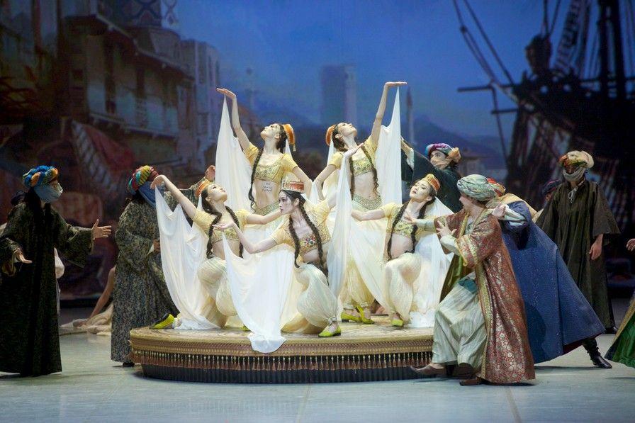 «Оживленный сад» среди бушующего моря