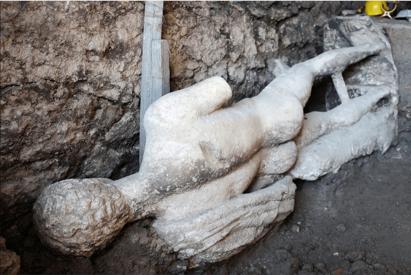 Загадки истории: как древнегреческий бог оказался на дне канализации