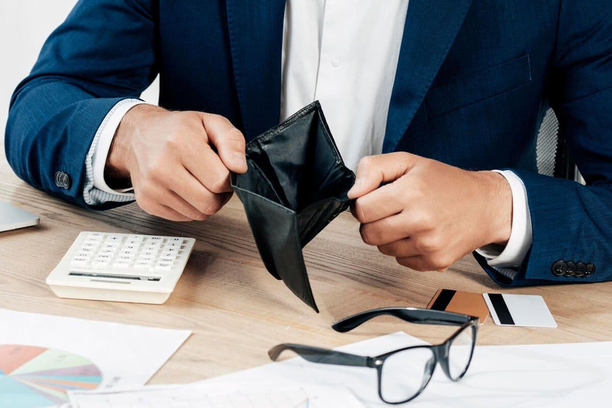 В долгах, в розыске, на аукционе…