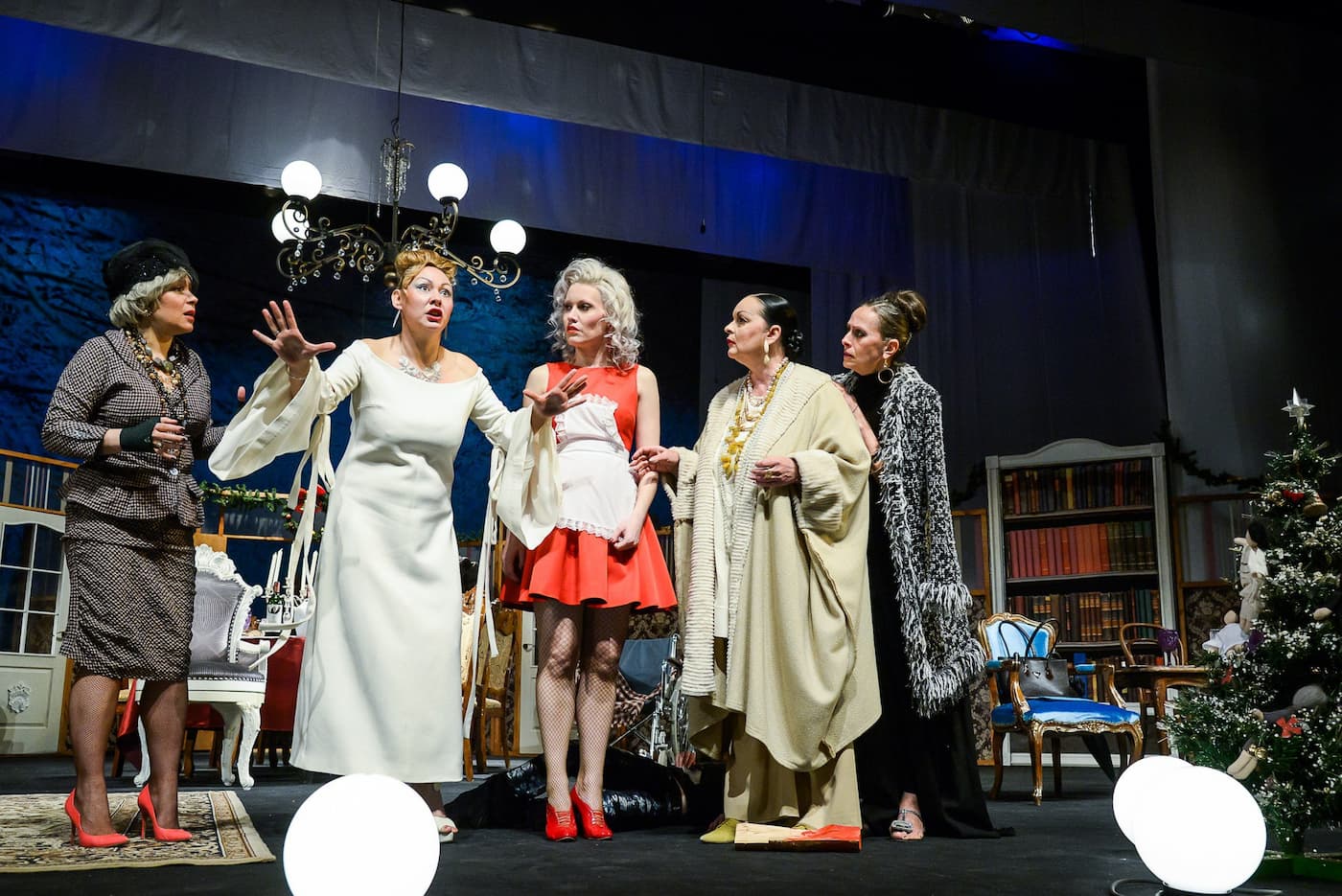 Восемь любящих женщин и один мужчина - убитый