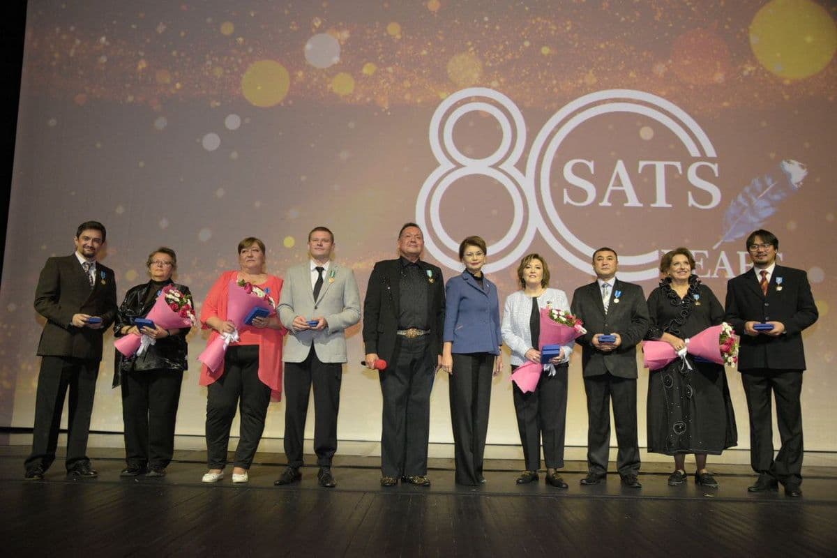 80 лет служения искусству