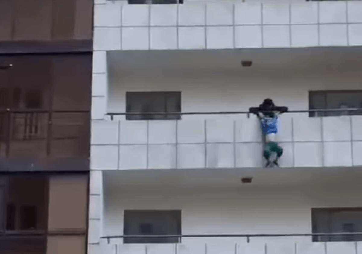 Семиклассник спас малыша, висевшего на перилах балкона 4 этажа в Астане