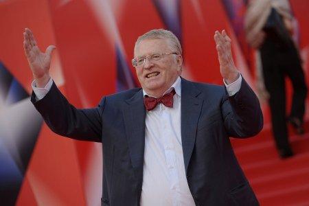 Как актер на сцене