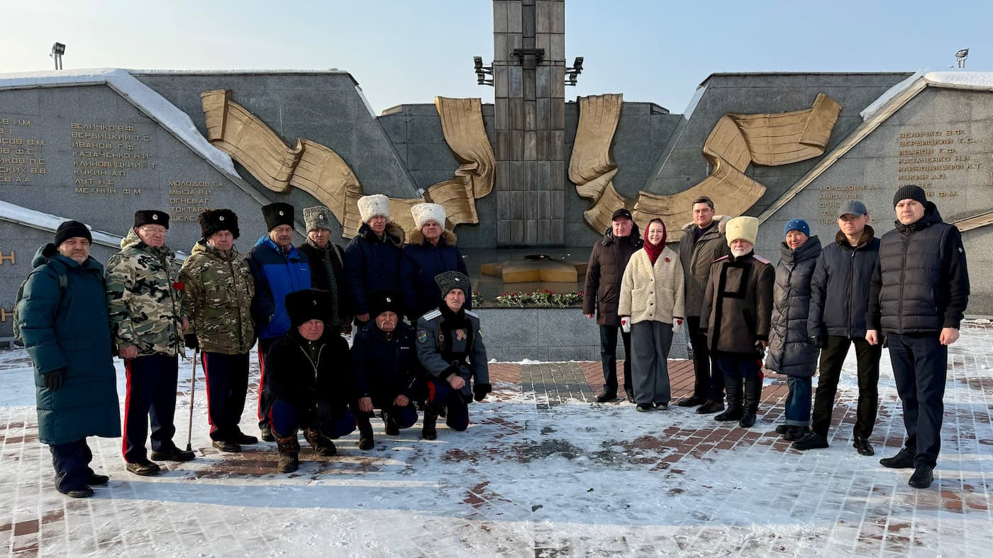 В Усть-Каменогорске прошла церемония возложения цветов, посвященная Дню Неизвестного солдата